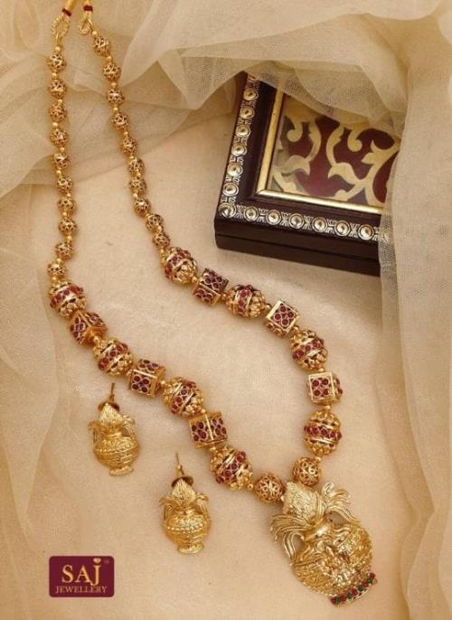 Premium Quality Golden Jewellery Set .