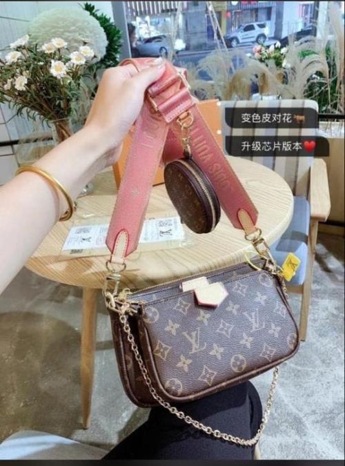 LOUIS VUITTON POCHETTE .