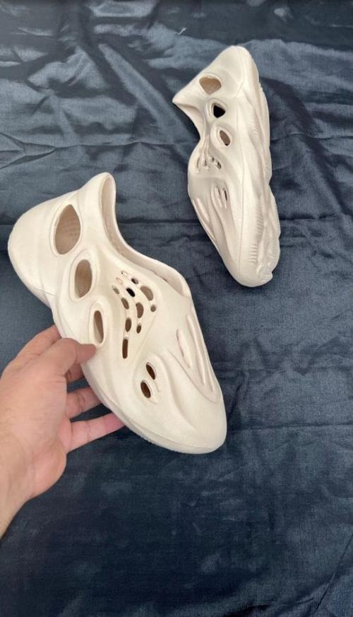 YEEZY FOAM  RUNNER.
