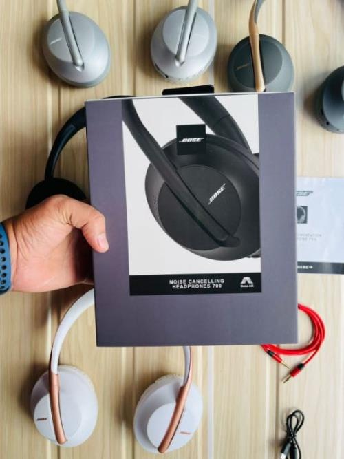 BOSE 700  HEADPHONES .