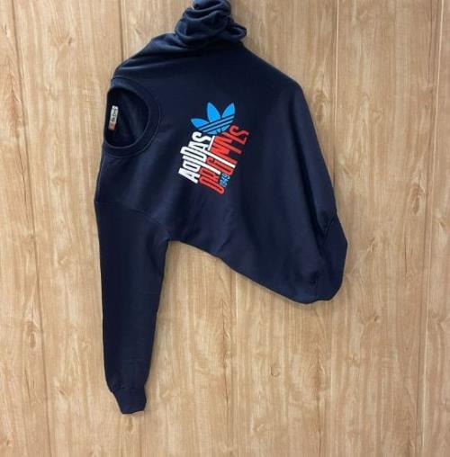 ADIDAS ROUND NECK SWEATSHIRT.