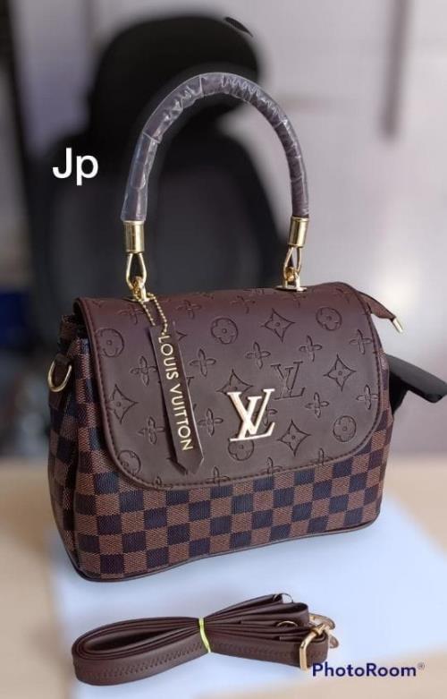 LOUIS VUITTON.