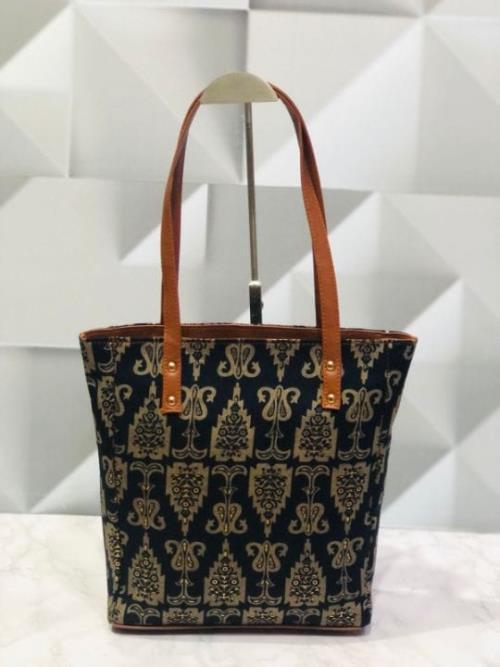 The IKAT Bag has 2 zipper compartment .