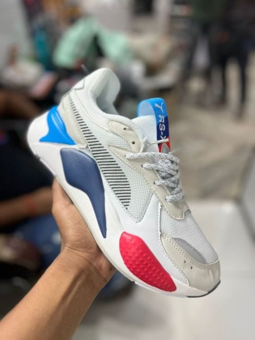 PUMA SPORT SHOES.